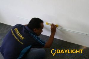 electrician-fixing-outlet-electrical-services-daylight-electrician-singapore (1)